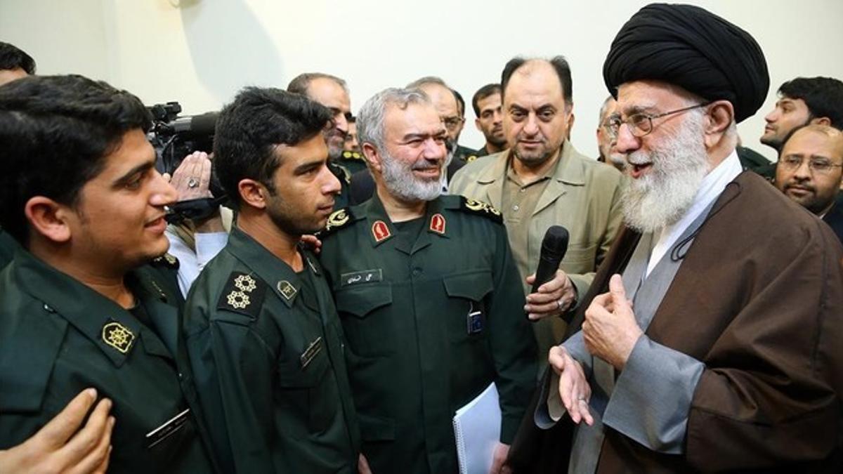 El ayatolá Ali Jamenei (derecha) felicita un grupo de oficiales de la Guardia Revolucionaria, el 24 de enero.