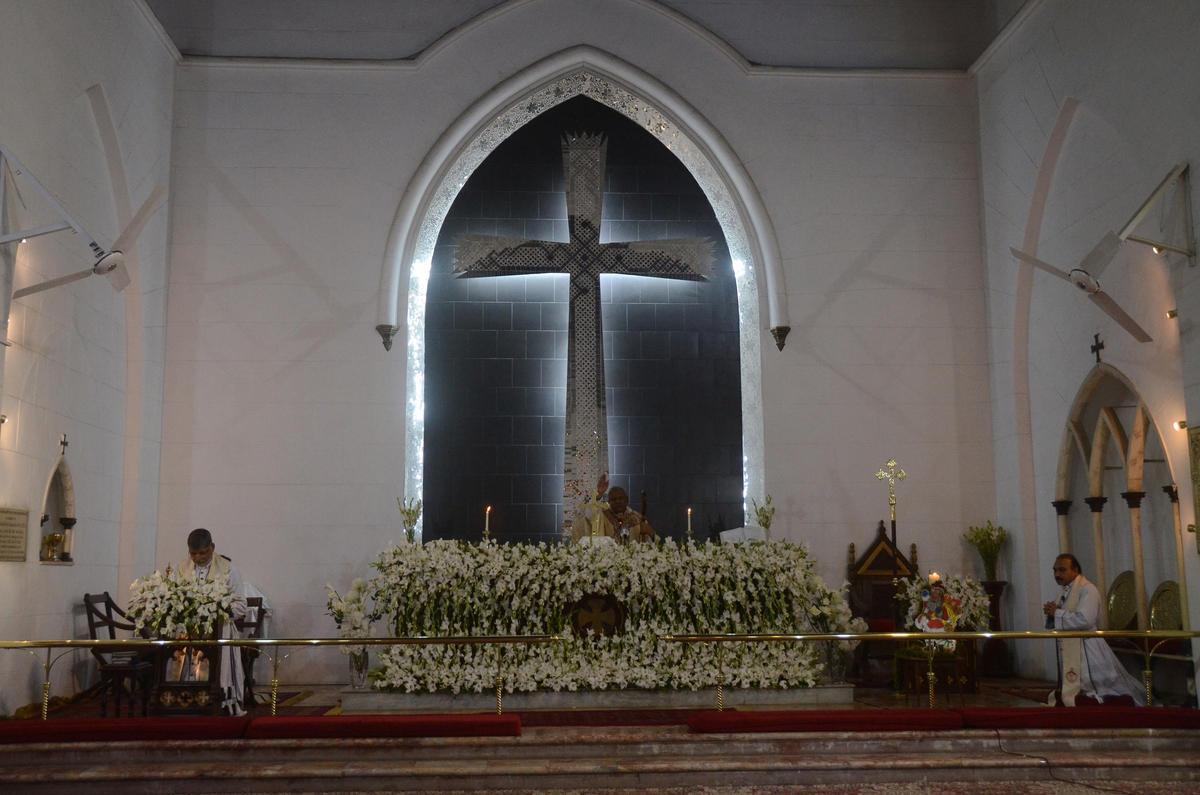 Cristianos en la catedral de San Juan, en Peshawar, Pakistán.