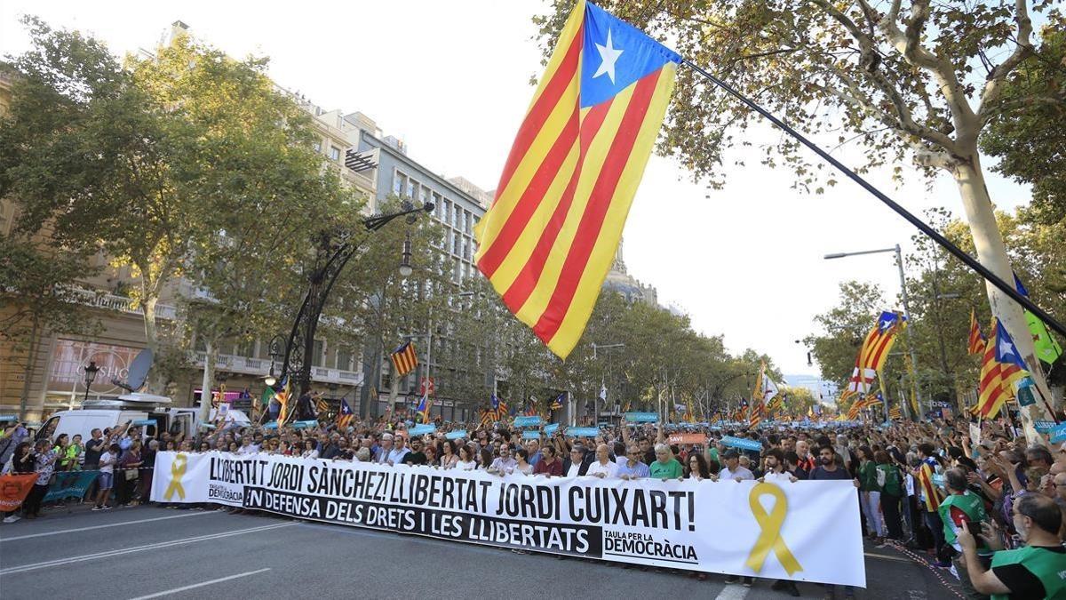 Manifestación por la libertad de Jordi Sànchez y Jordi Cuixart en Paseo de Gracia.