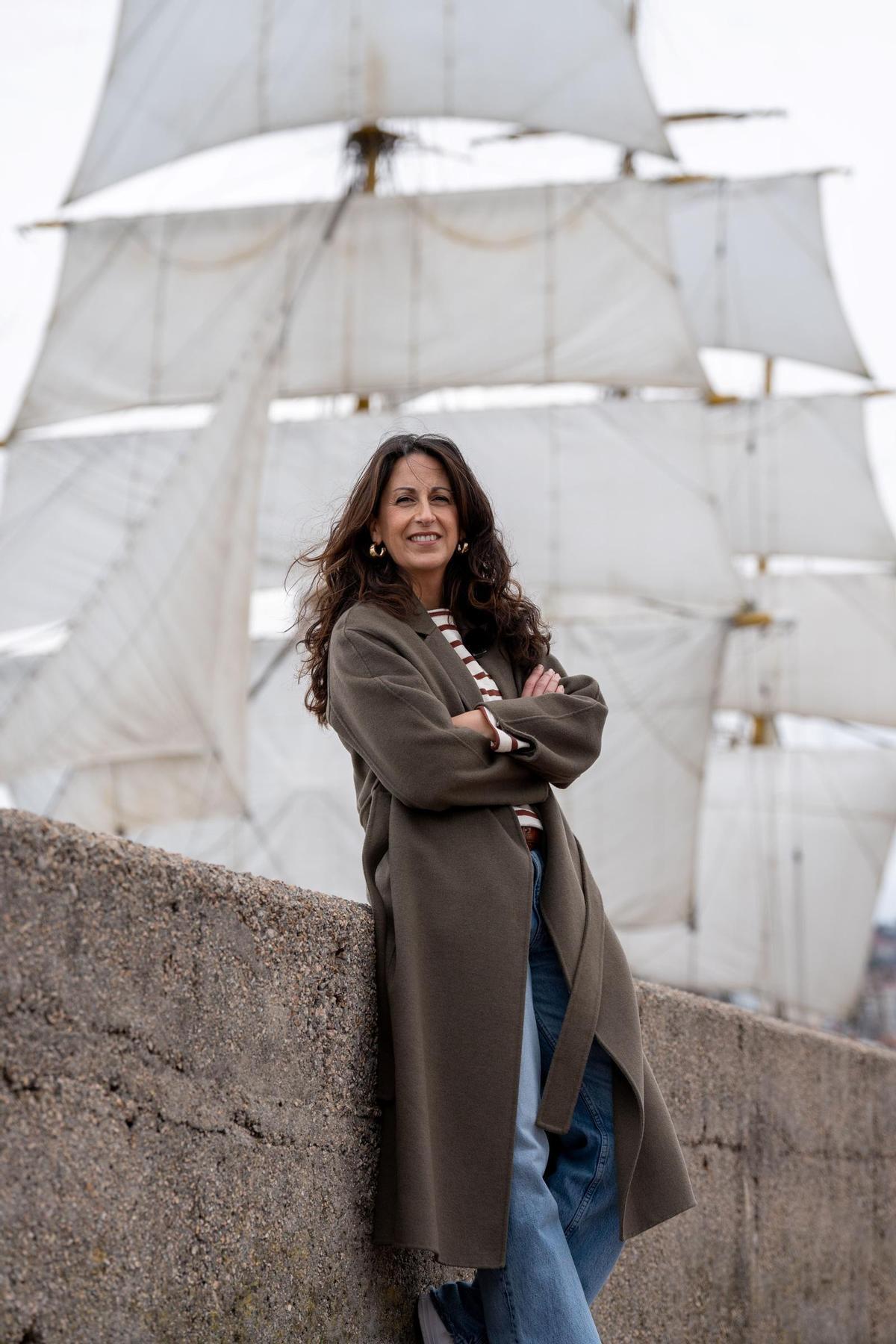 Oruña posa en el puerto de Vigo durante la presentación de 'El albatros negro'