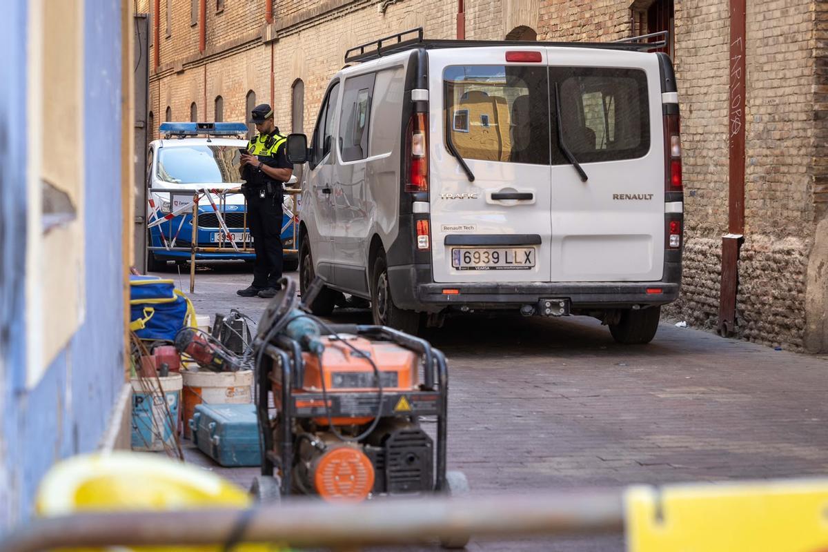 La Policía local vigilando el inmueble de la calle Arcadas