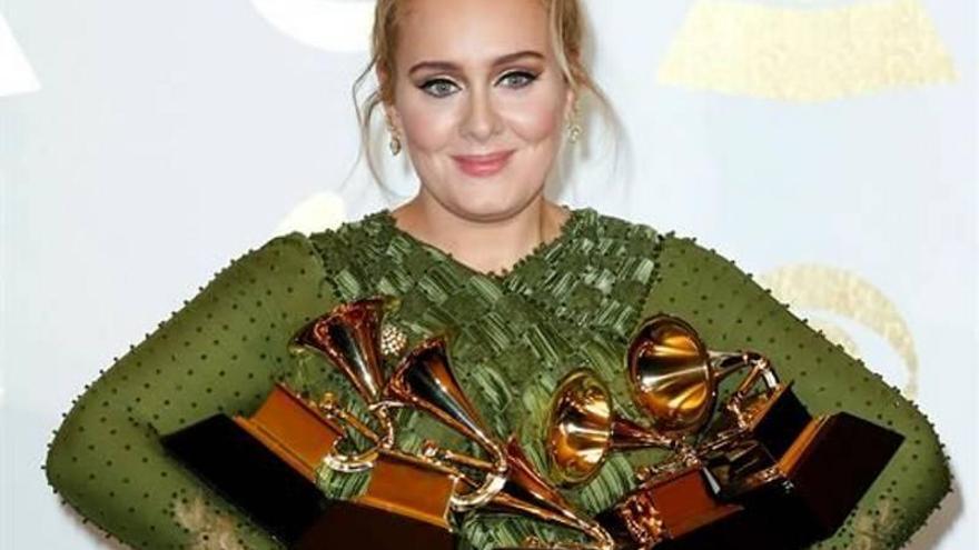 Los Grammy se rinden al poder de Adele