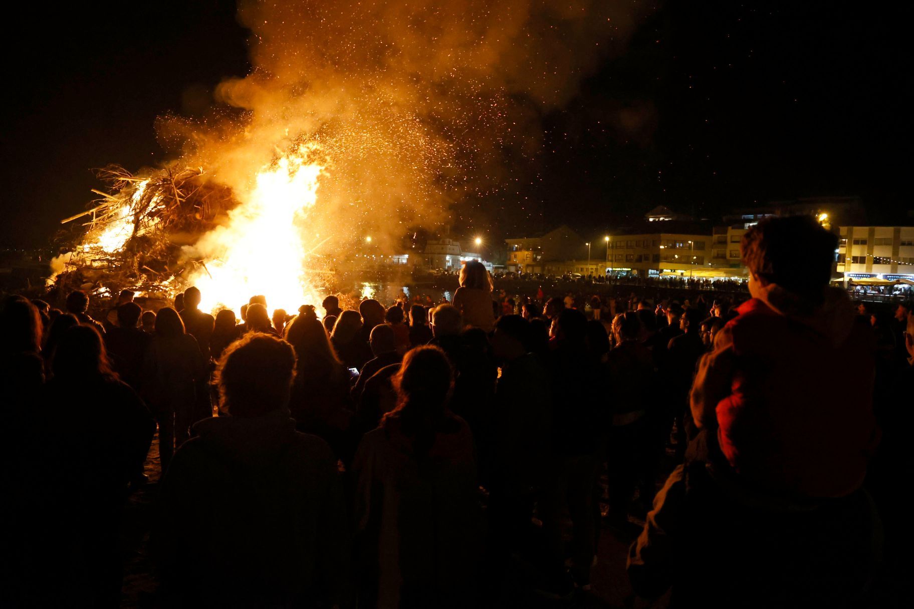 Panxón volvió a iluminarse en plena noche de San Xoán