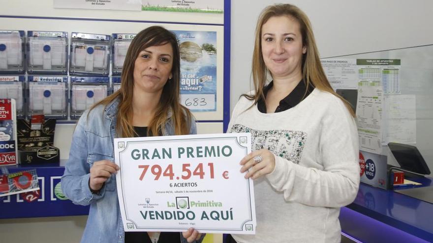 Paula Domínguez y Beatriz Dafonte, junto al cartel del premio. // Alba Villar