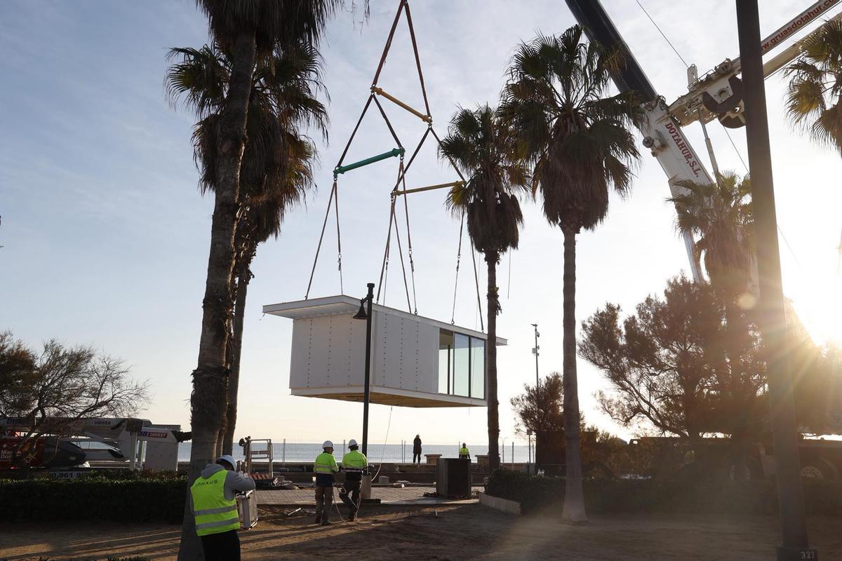 Así ha sido la instalación chiringuitos modulares de la Malva-rosa Así ha sido la instalación chiringuitos modulares de la Malva-rosa