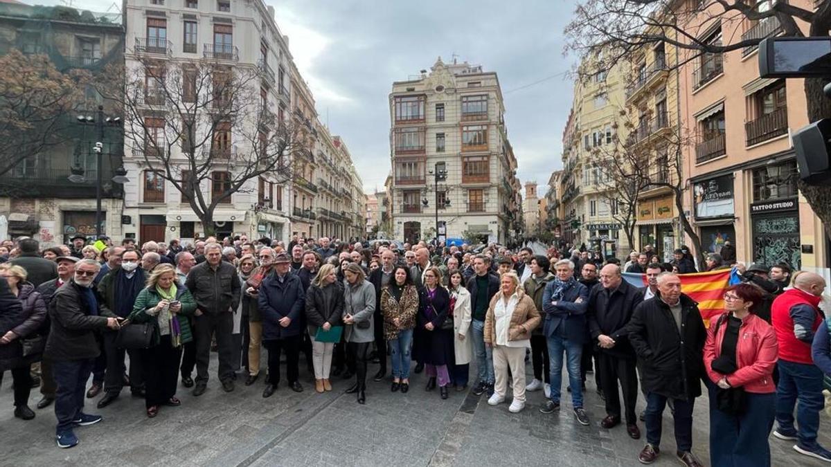 Un centenar de personas ha acudido a la concentración de Juristes Valencians esta mañana