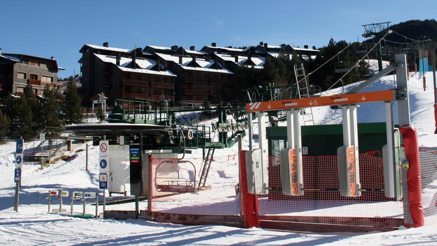 Pla obert d&#039;un dels remuntadors ubicat a les pistes d&#039;esquí de la Molina (Cerdanya) aturat i on es veu com l&#039;entorn està preparat per obrir la temporada d&#039;hivern aquest dilluns