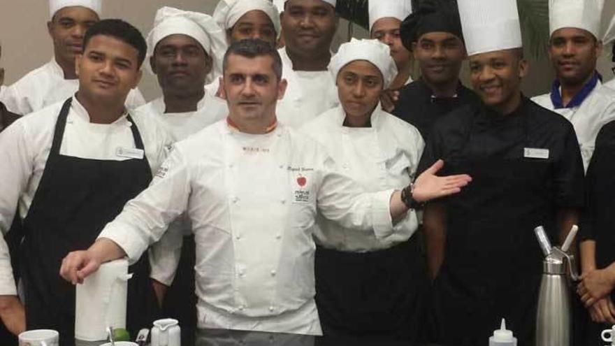 Miguel Sierra, en primer término, con parte del equipo de cocina que le ayudó a preparar la cena de gala en Santo Domingo.