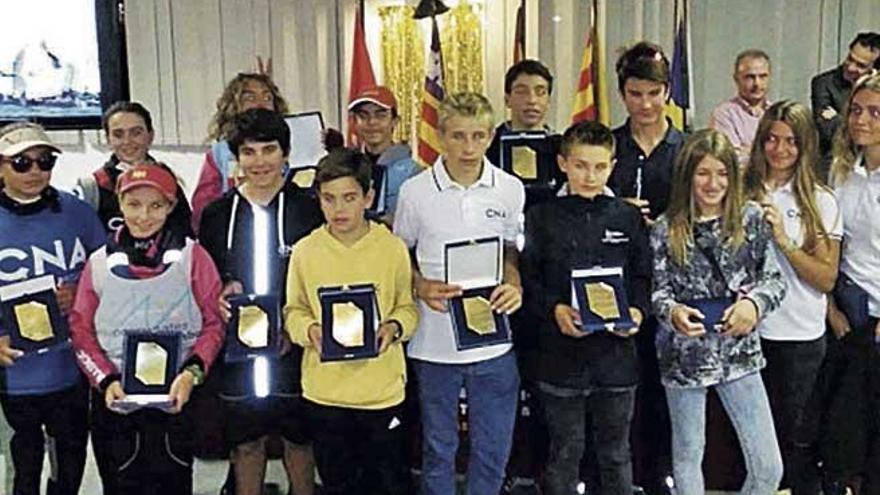 Los regatistas premiados en la Copa Federación posan tras la entrega de trofeos.