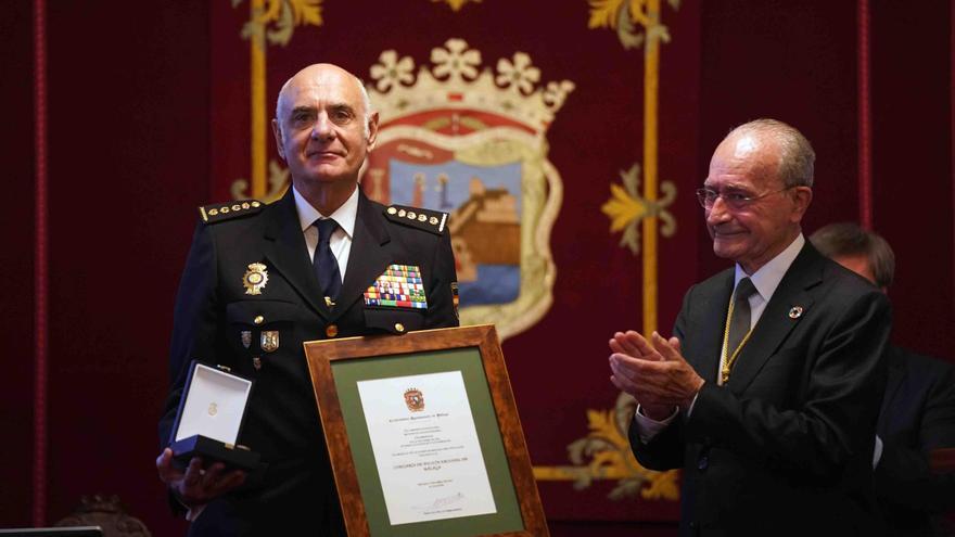 La Policía Nacional ya es hija adoptiva de Málaga y recibe la Medalla de la Ciudad