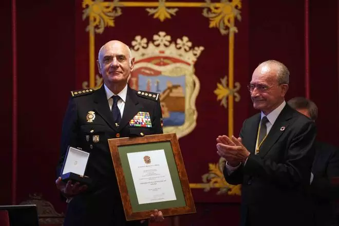 La entrega de la Medalla de la Ciudad a la Policía Nacional, en fotos