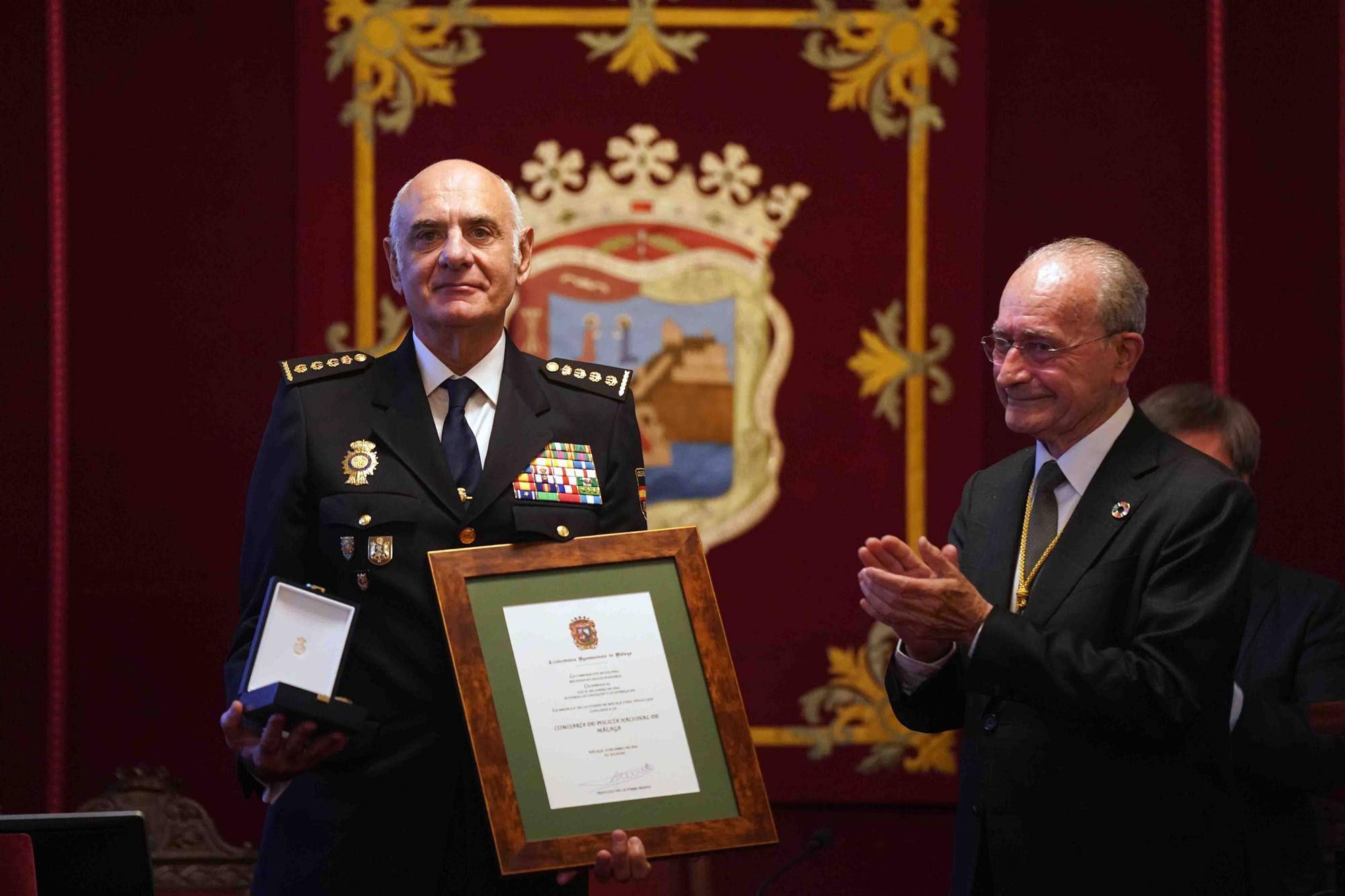 Acto de entrega de la Medalla de la Ciudad y el título de Hija Adoptiva de Málaga a la Comisaría de Policía Nacional.