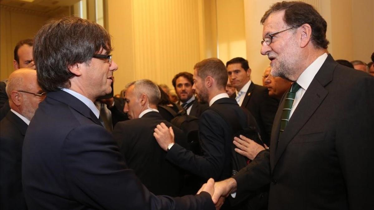 esala35735446 el president de la generalitat  carles puigdemont  saludant 161210183623