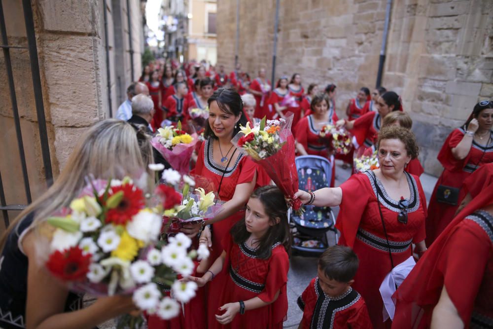 Desfile de abanderadas, ofrenda floral y procesión