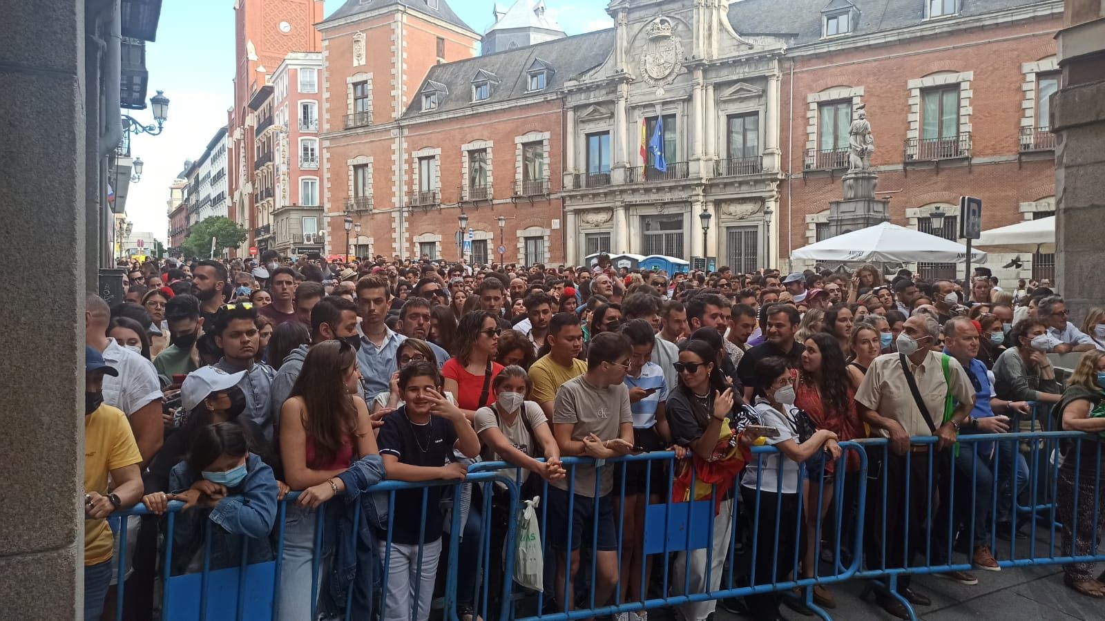 Cientos de personas se agolpan para ver a Chanel en la Plaza de Mayor en Madrid