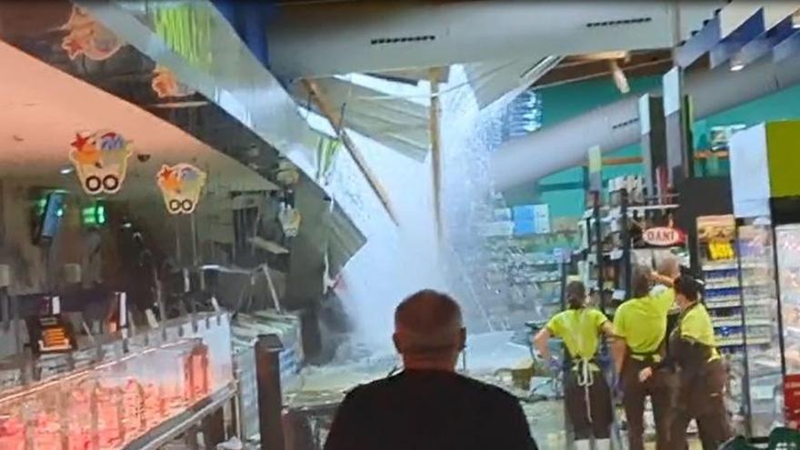 Efectos de la DANA en Valencia: el techo de un supermercado se derrumba por la acumulación de agua