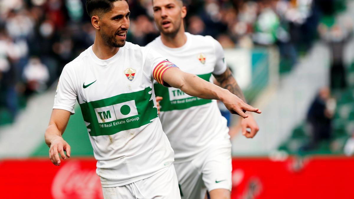 El jugador del Elche Fidel celebra su tanto ante el Alavés.