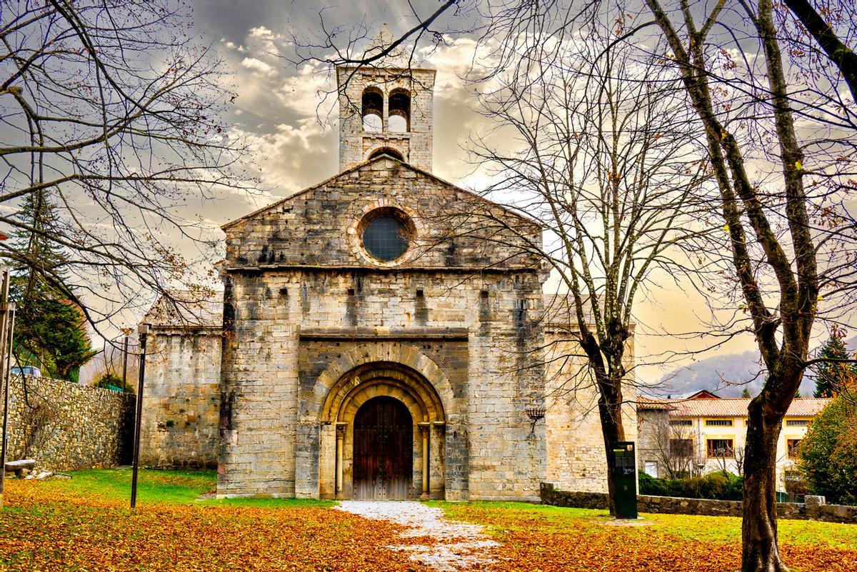 Exterior del Monasterio de Sant Pere de Camprodon en noviembre con hojas de otoño