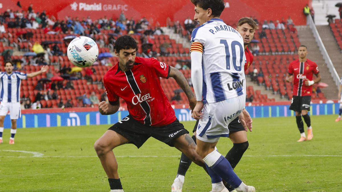 Pablo MartÍ­nez, ante el centrocampista del Mallorca Samu Costa.