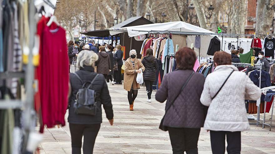 Vecinas de Xàtiva pasean ante los puestos del mercado de la ciudad en una imagen del martes | PERALES IBORRA