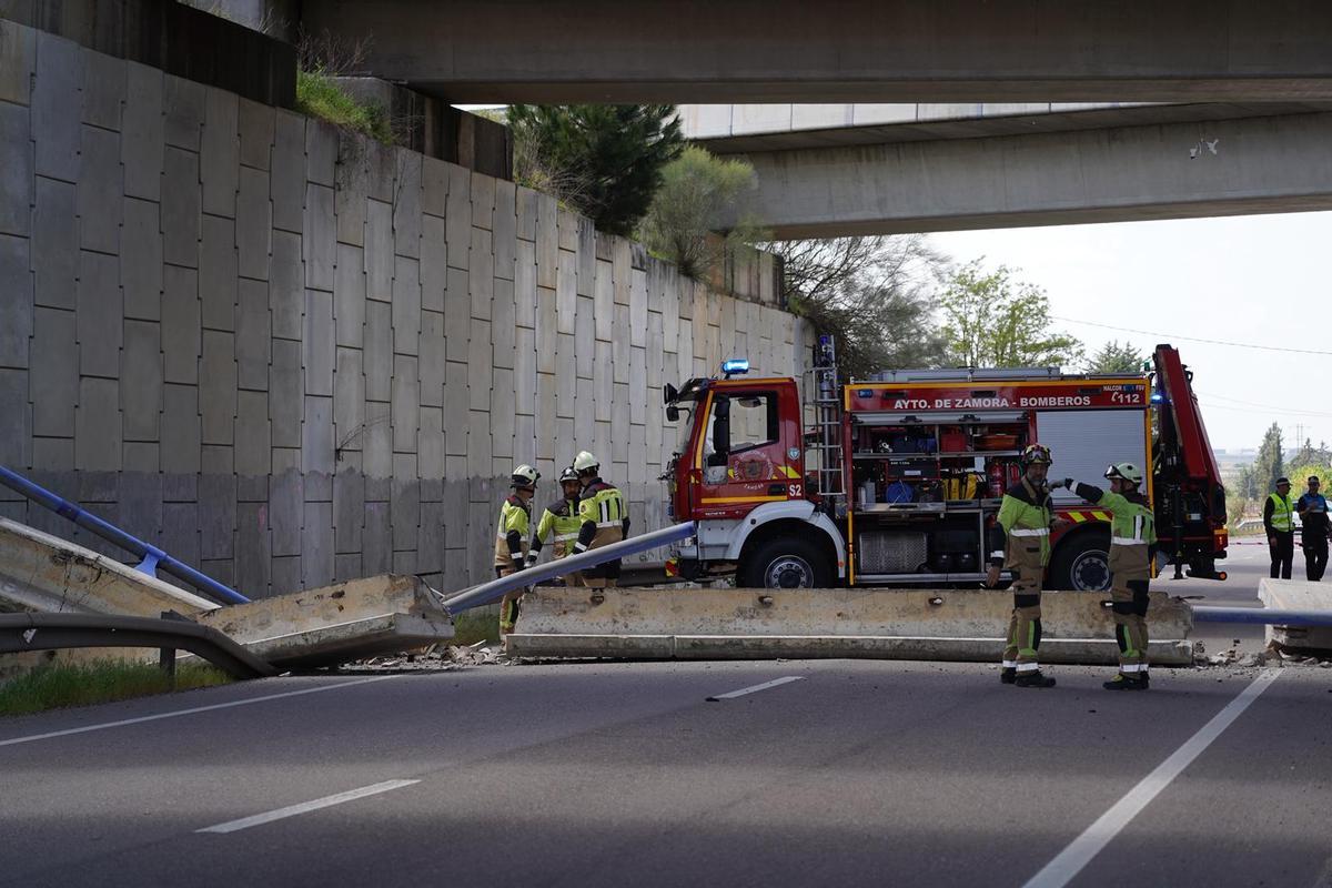 GALERÍA | Cae parte de la estructura de un puente sobre la N-122 en Villagodio GALERÍA | Cae parte de la estructura de un puente sobre la N-122 en Villagodio