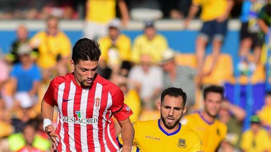 Barba efectúa un pase en el partido de Santo Domingo.