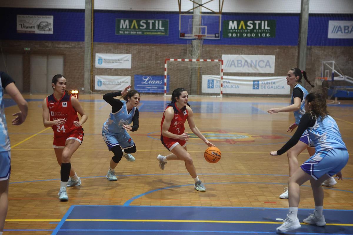 Ana Jiménez entra a canasta en el partido entre Maristas y Boet Mataró.