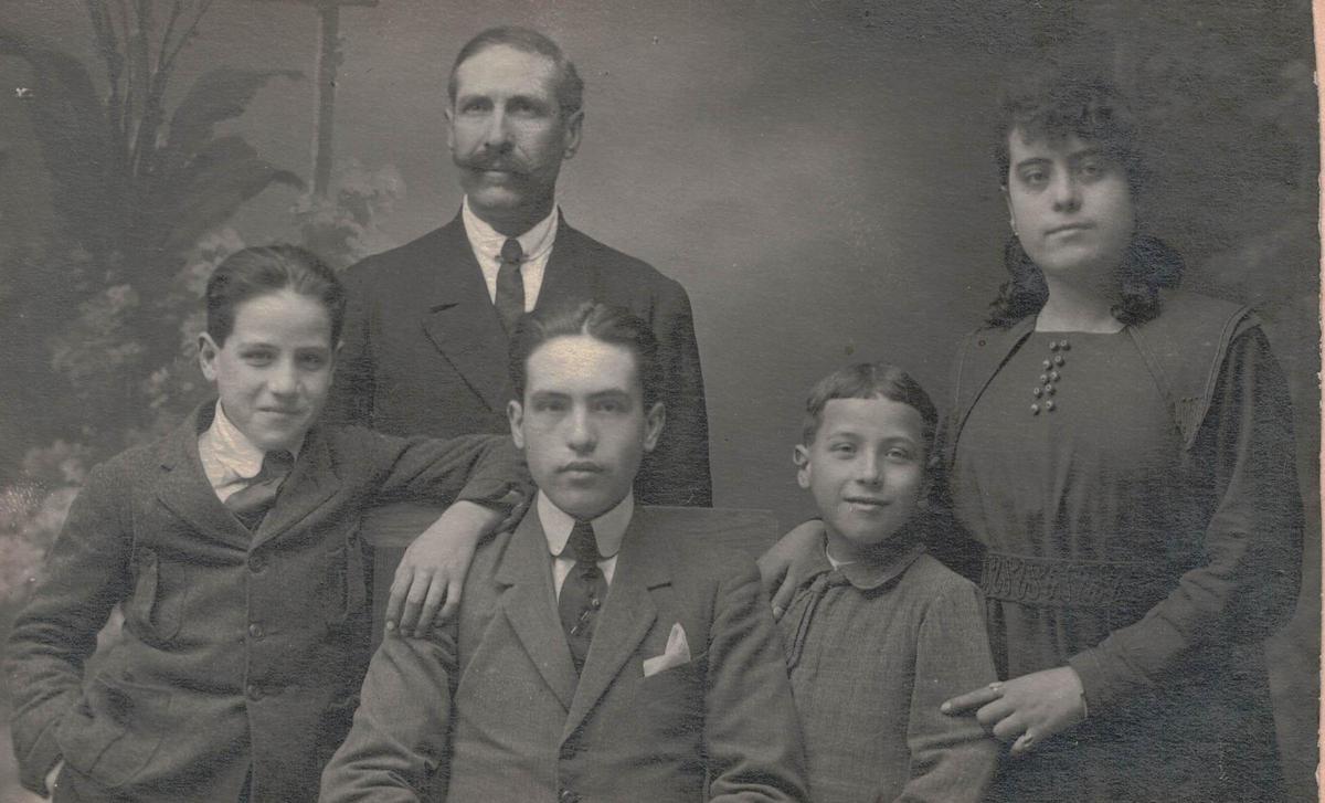 El fundador de la empresa Blas Palomares Castelló junto a sus 4 hijos (2ª generación). Año 1915.
