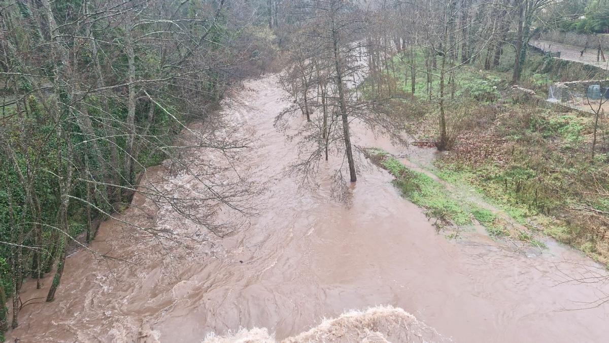 Baixada d'aigua per la Muga al seu pas per Sant Llorenç