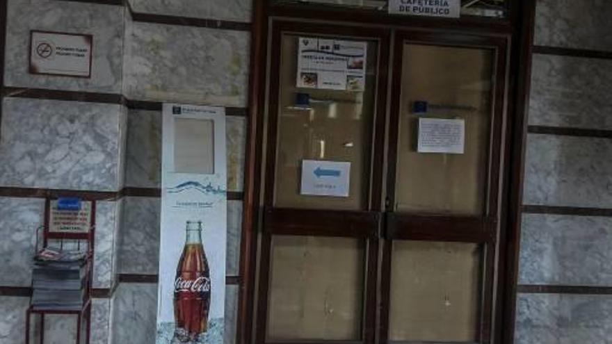 La cafetería del público quedó ayer cerrada para iniciar las obras de reforma