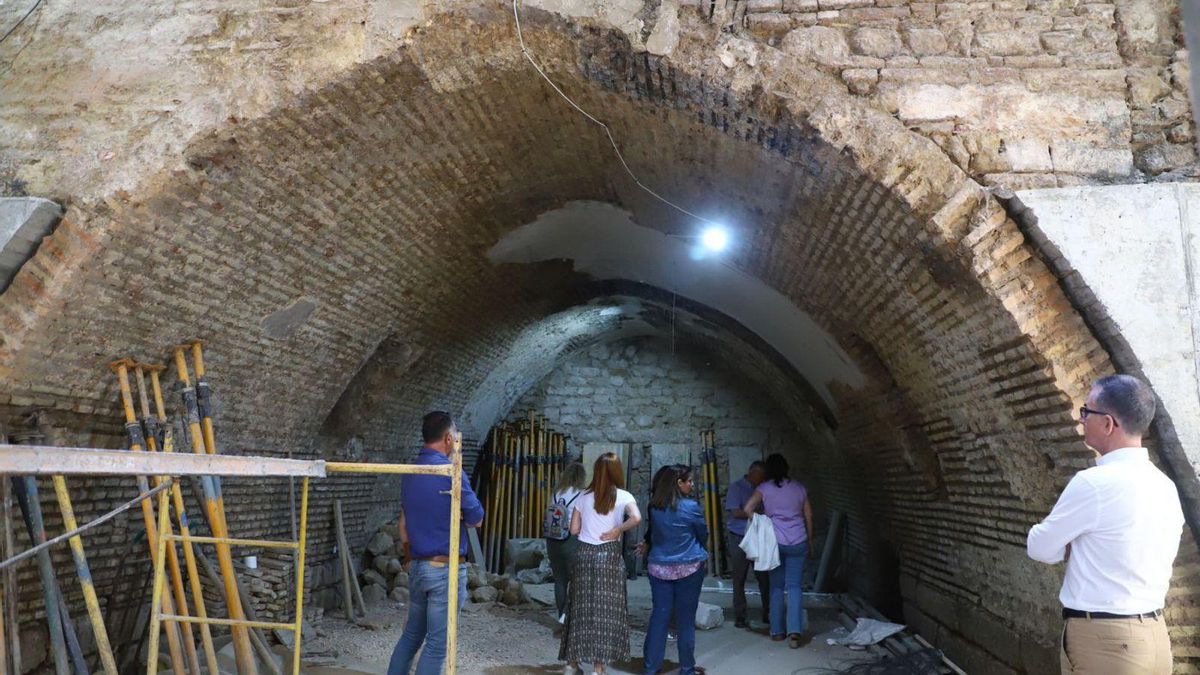 Responsables de la obra muestran la bóveda que ha salido a la luz en la rehabilitación de la casa. | FRANCISCO GONZÁLEZ