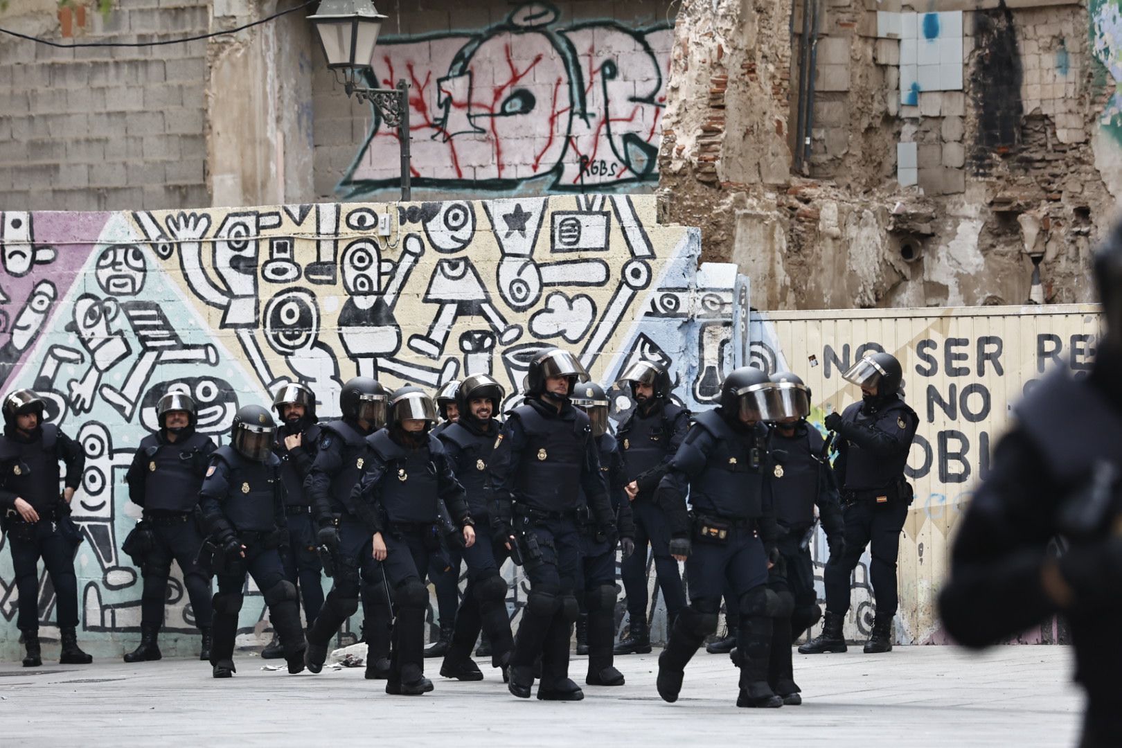 Fuerte presencia policial en el desalojo de un piso okupado en Ciutat Vella