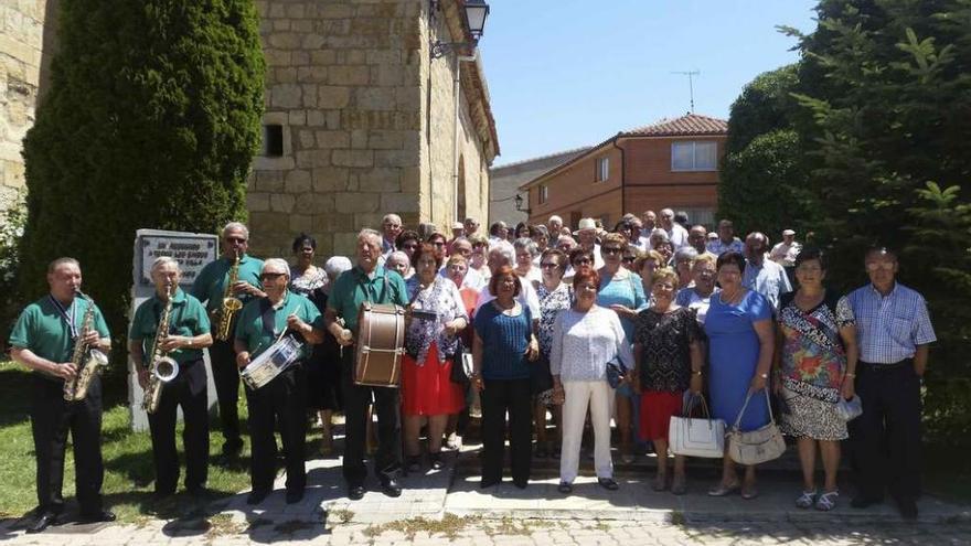 Los jubilados de Venialbo junto a los miembros de la charanga que amenizó la fiesta.