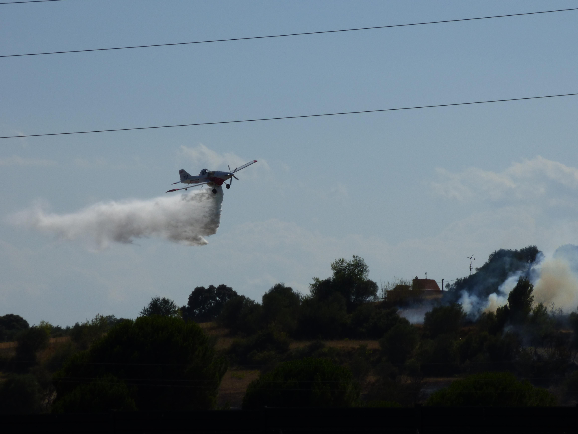 Un incendi ha cremat 3,5 hectàrees al costat de l'Ap7 a Vilafant