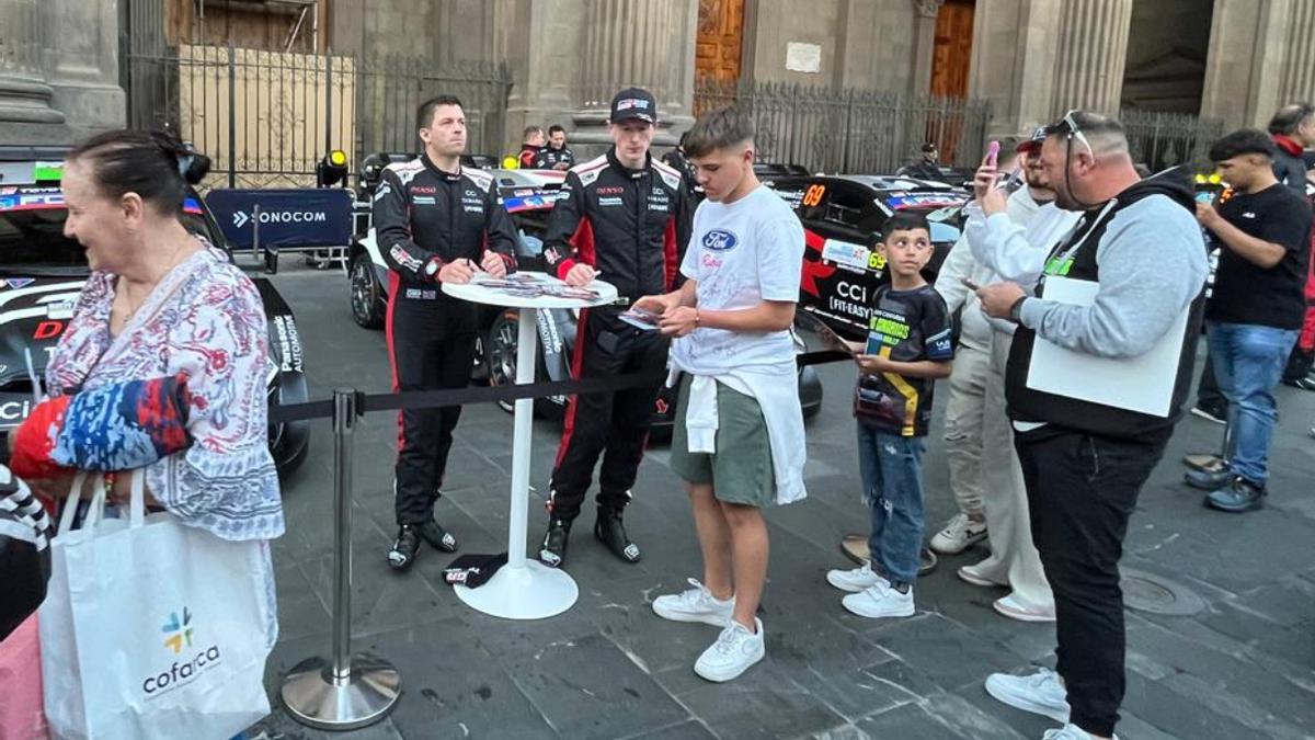 Colas para conseguir un autógrafo en la plaza de Santa Ana en la edición del Rally Islas Canarias 2025