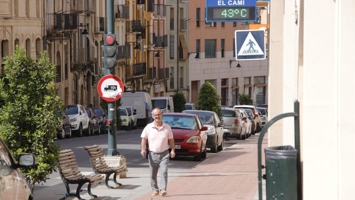 Un ciudadano de Alcoy en la calle a 43 grados.