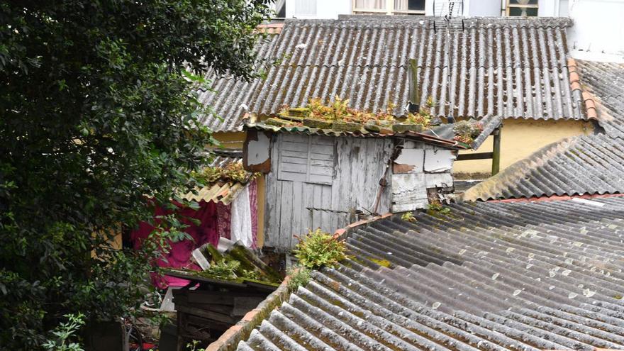Vecinos denuncian que drogadictos ocupan galpones en ruinas de un patio de O Castrillón