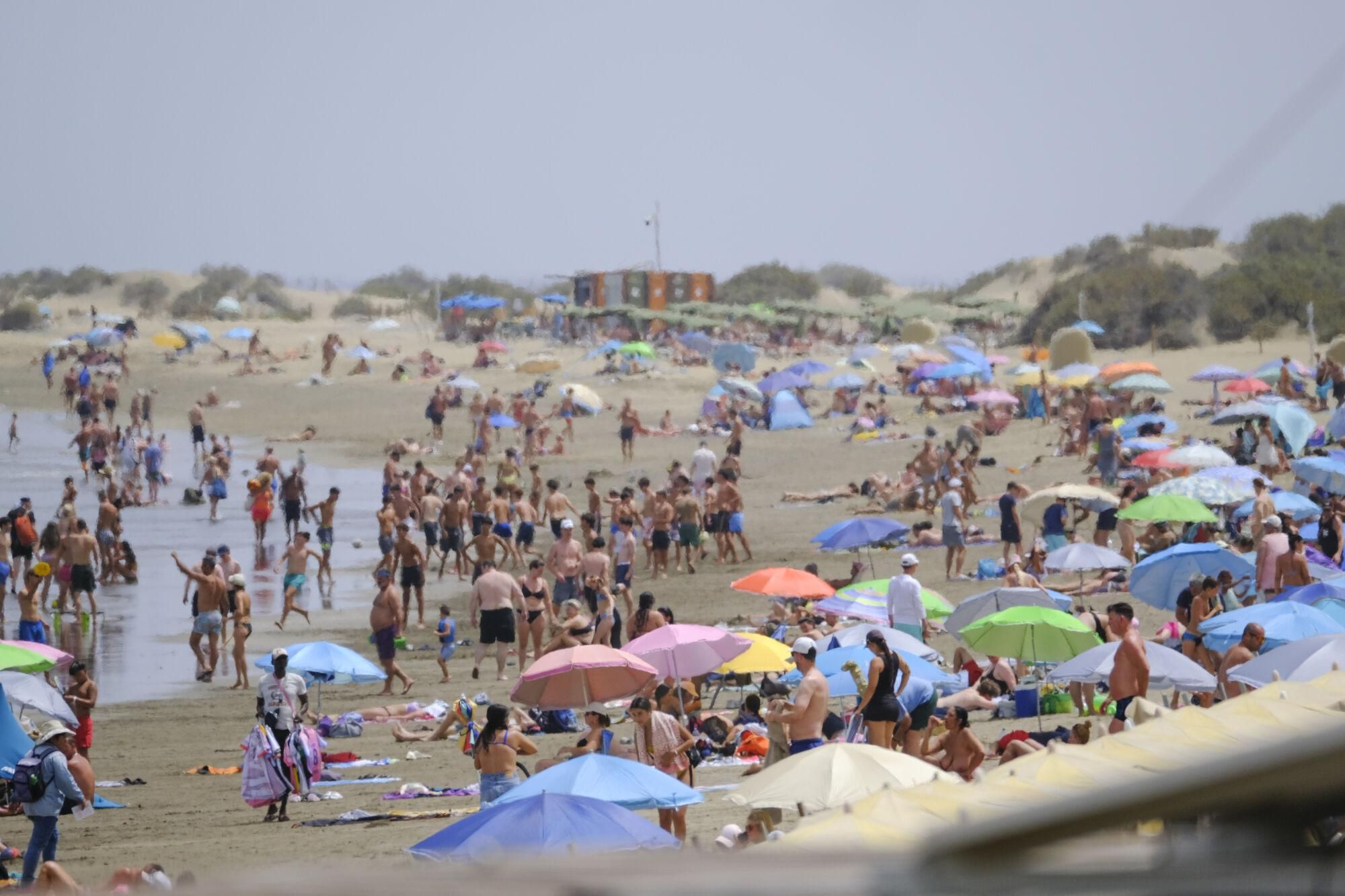 Jornada de fuerte calor en Playa del Inglés (17/07/25)