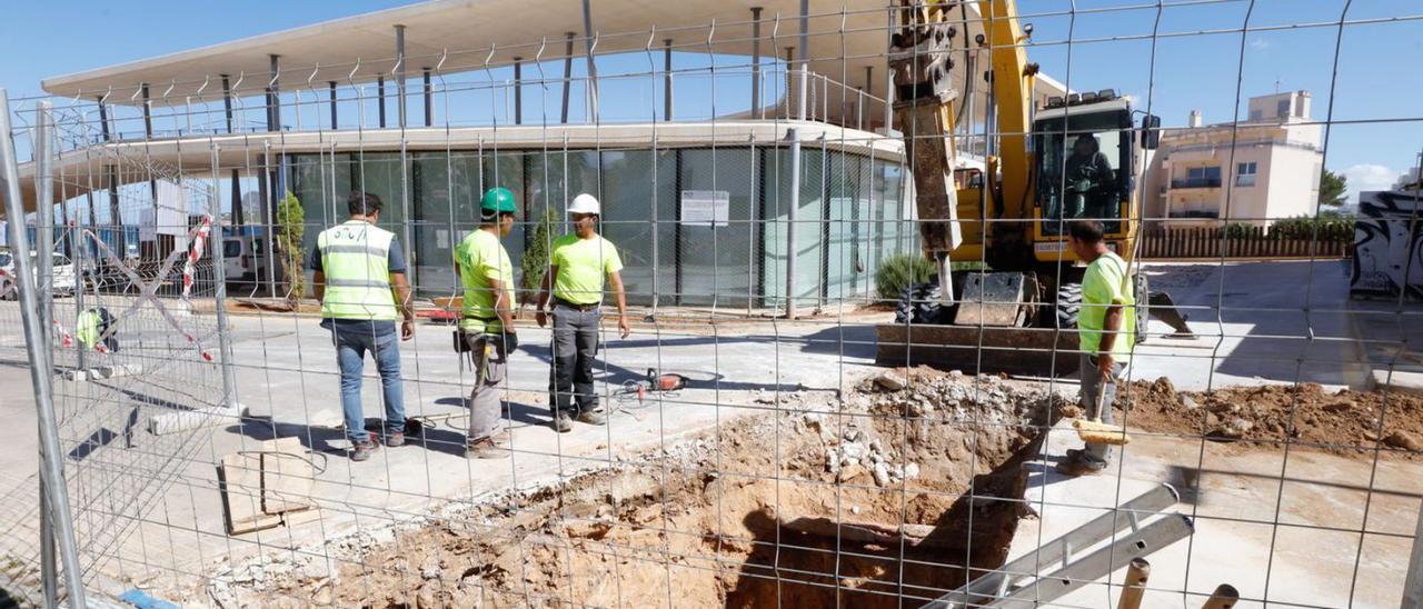 Imágenes de los operarios trabajando ayer en el auditorio de es Caló de s’Oli. | J.A. RIERA