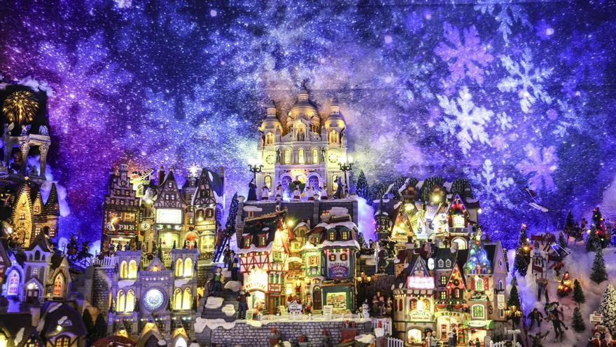 Un sanvicentero monta en su casa un espectacular poblado de Navidad
