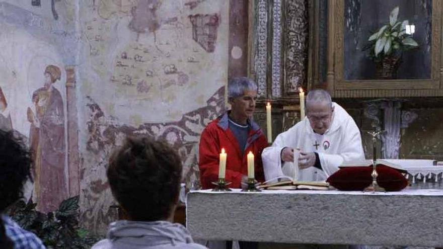 El sacerdote José Luis Gutiérrez, el pasado año, oficiando una misa.