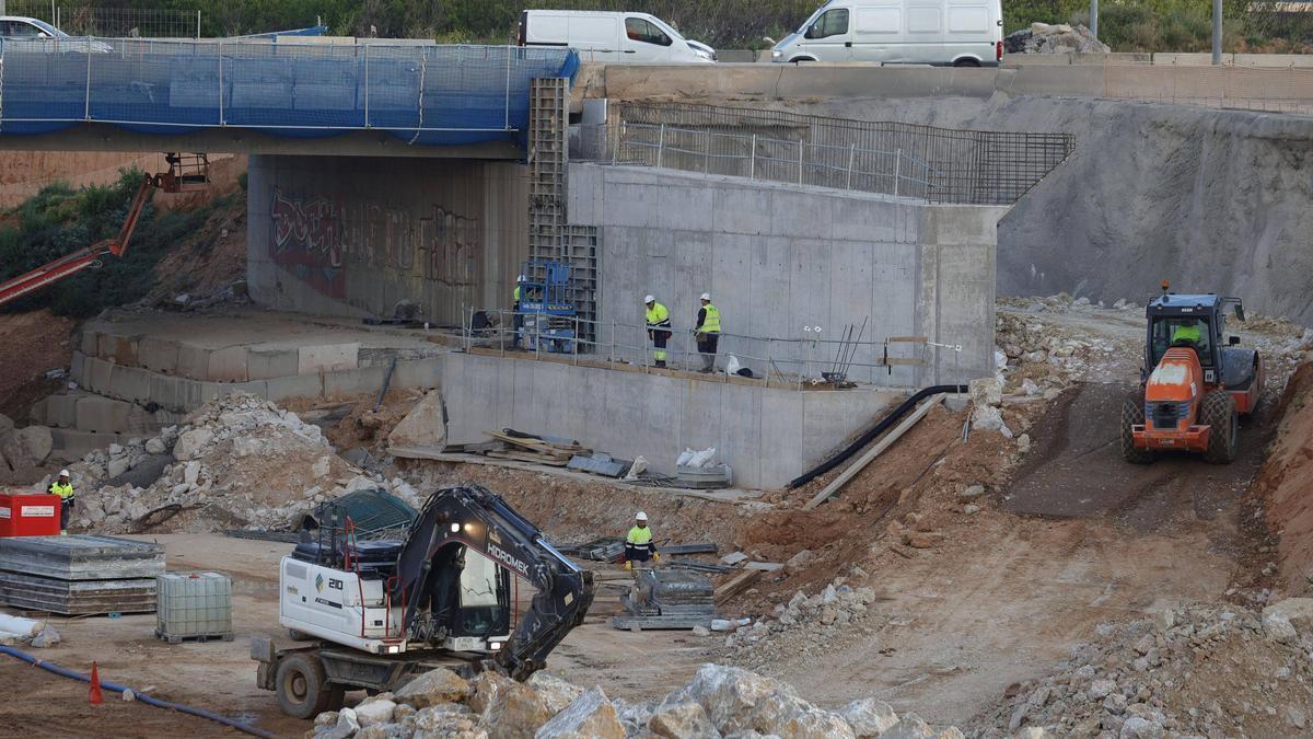 Operarios trabajando en el barranco de Poyo en la fase de reconstrucción.