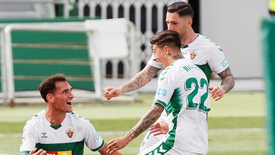 Los jugadores del Elche celebran el gol de Dani Calvo.