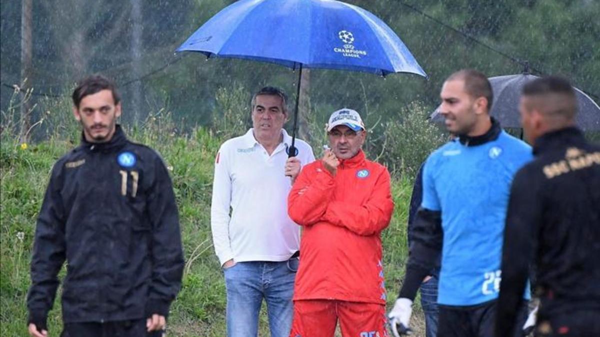 Sarri, entrenador del Nápoles, sigue las evoluciones de Gabbiadini