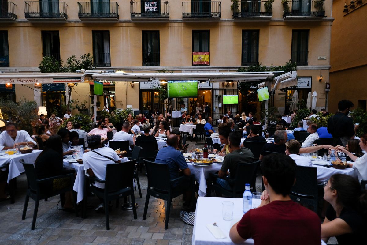 Ambiente de final de Eurocopa en el Centro de Málaga