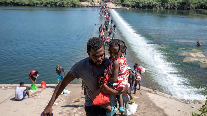 Un migrante haitiano tratando de cruzar la frontera con México.