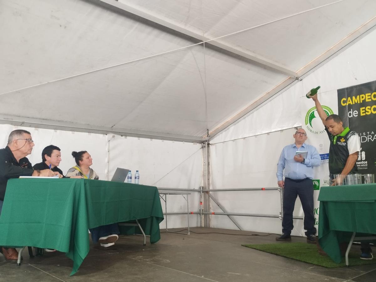 El Concurso de Escanciadores de Llanera, en imágenes El Concurso de Escanciadores de Llanera, en imágenes