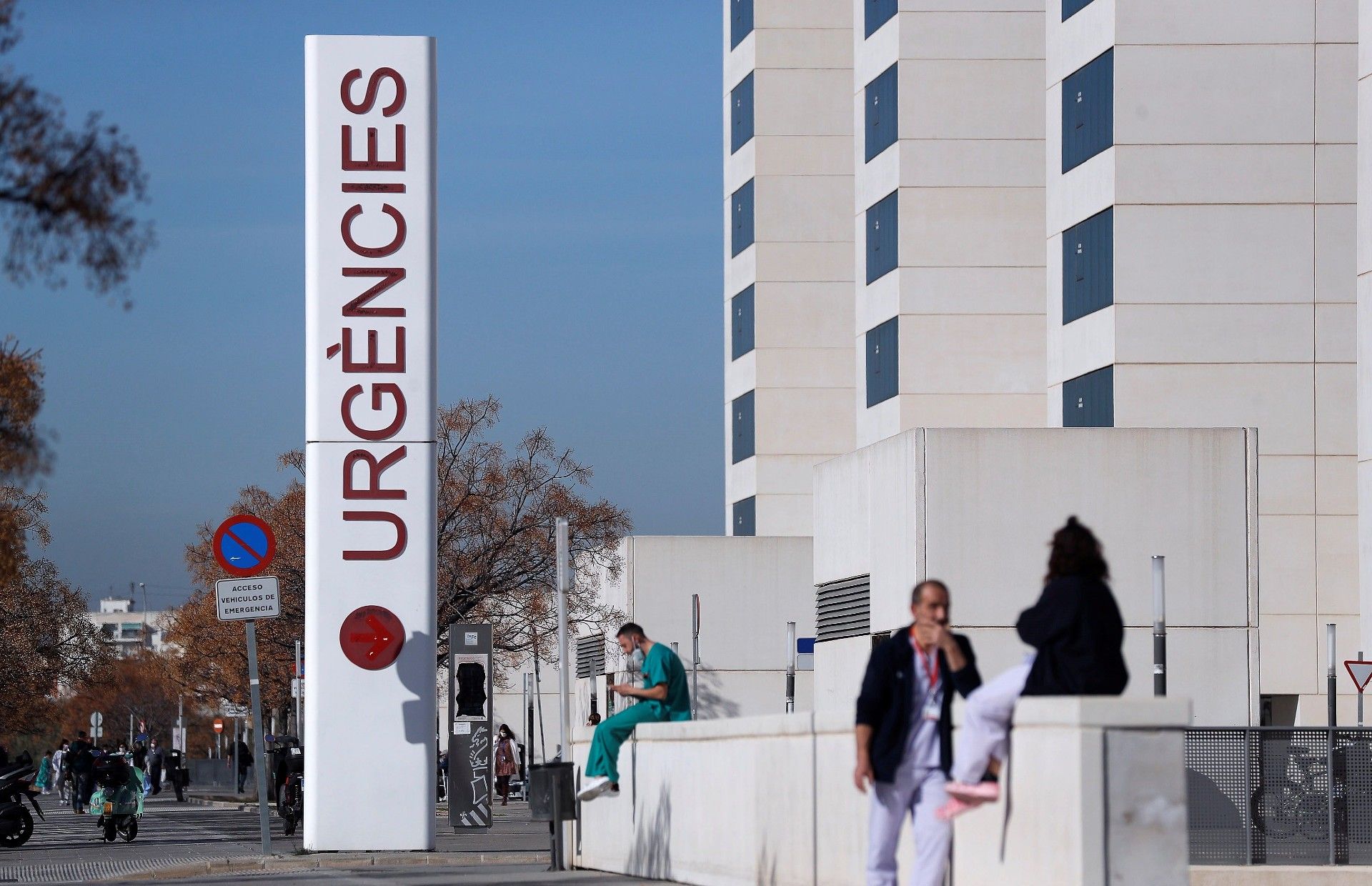 Personal sanitario del Hospital La Fe de València descansa a las puertas de urgencias del centro hospitalario, este martes