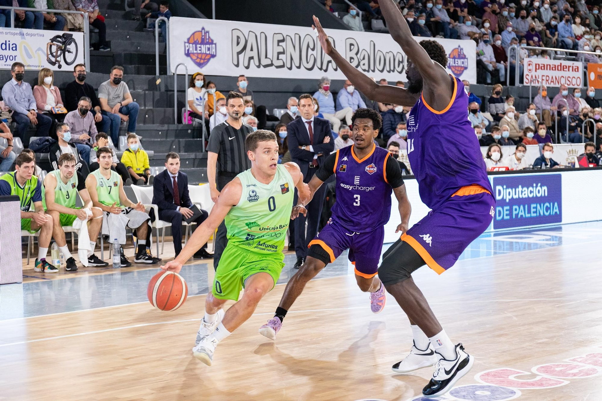 El Oviedo Baloncesto gana con remontada en Palencia (76-80)