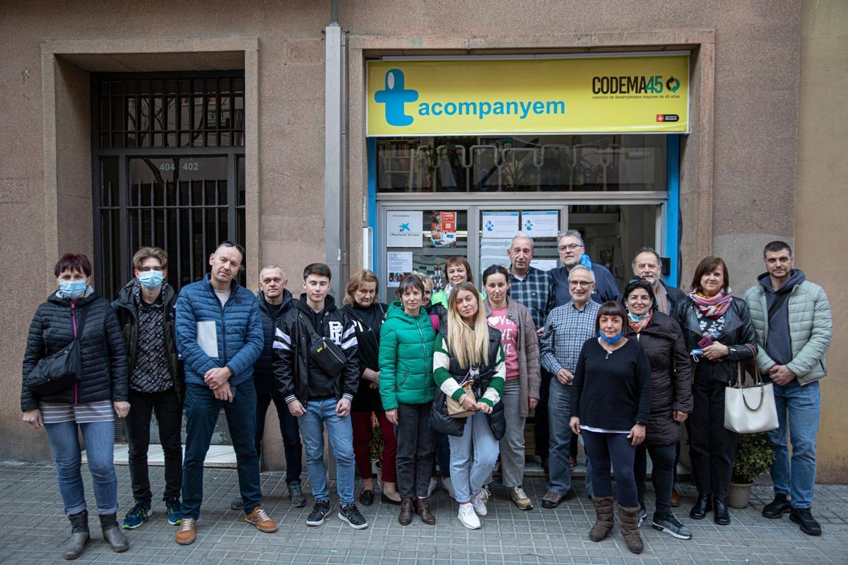 Los voluntarios de T'acompanyem junto a un grupo de ucranianos a los que ayudan a encontrar trabajo.